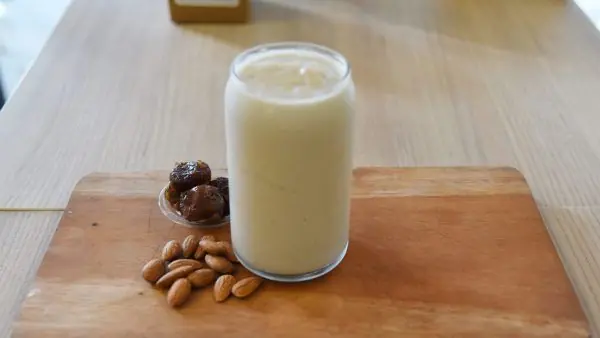 Nourishing Ojas – Date and Almond Shake